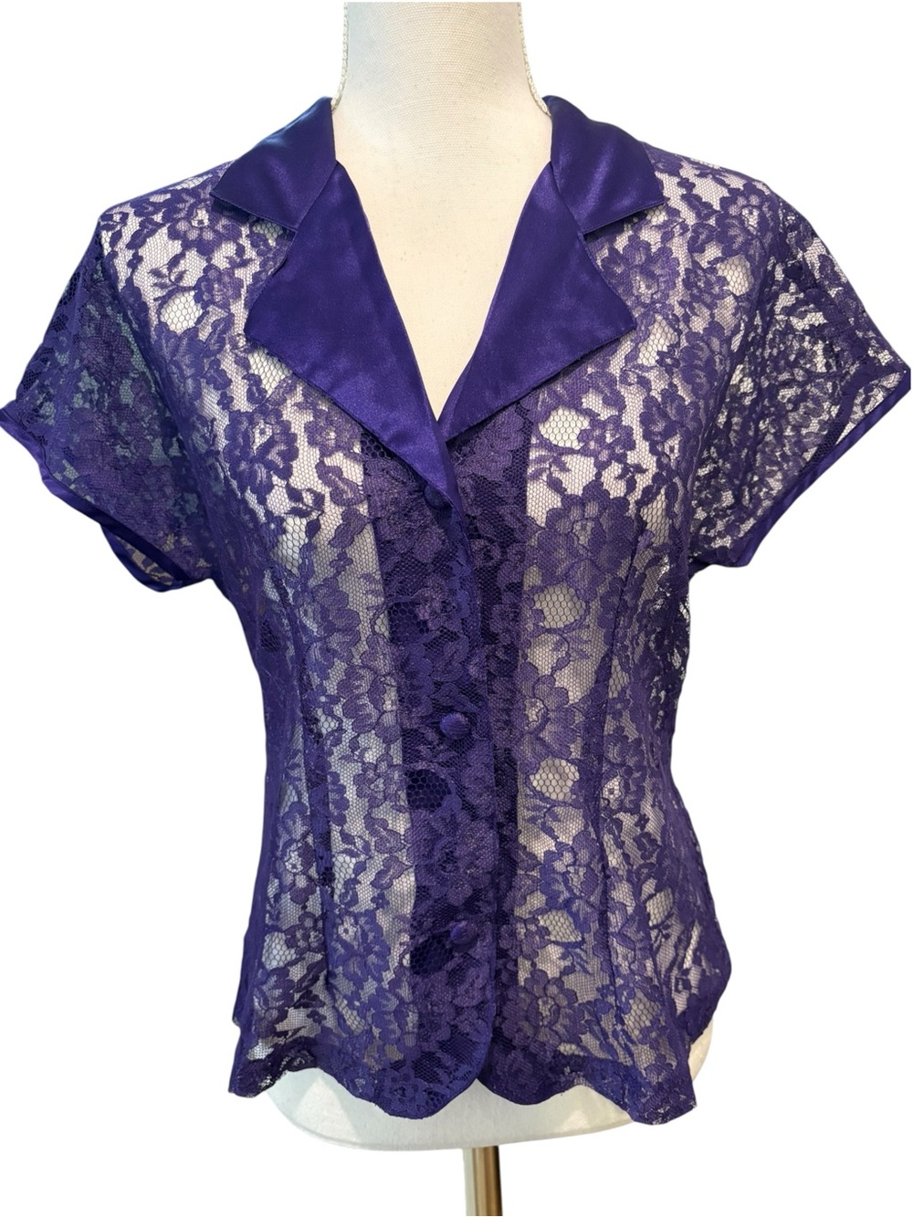 Victoria’s Secret Purple Lace Button Up Short Sleeved Sleepwear Top. Size 8